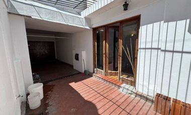 Casa de tres dormitorios con patio y cochera en alquiler  - La Plata