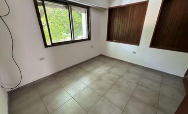 Casa de tres dormitorios con patio y cochera en alquiler  - La Plata