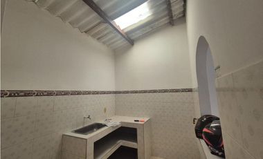 SE VENSE VENDE CASA  BARRIO LA PAZ, FLORIDABLANCA - POR LA 200