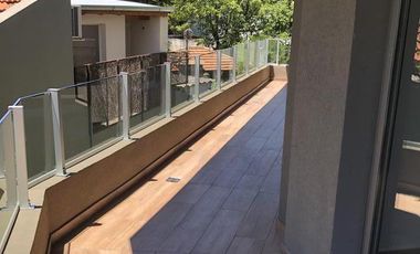 En venta, excelente piso de 2 dormitorios con balcon terraza y parrilla, cochera