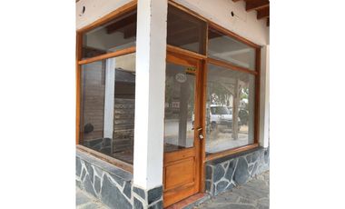 SE ALQUILA AMPLIO LOCAL FRENTE A LA GUARDIA DEL HOSPITAL EN EL BOLSON