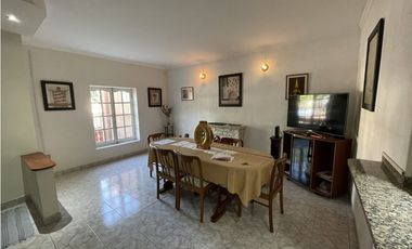 EN VENTA CASA DE 3 DORMITORIOS PATIO Y QUINCHO ZONA EX HIPODROMO