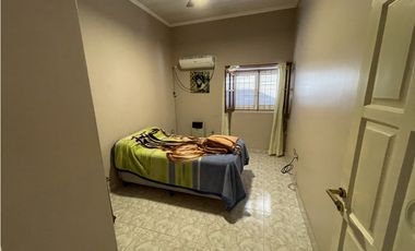 EN VENTA CASA DE 3 DORMITORIOS PATIO Y QUINCHO ZONA EX HIPODROMO