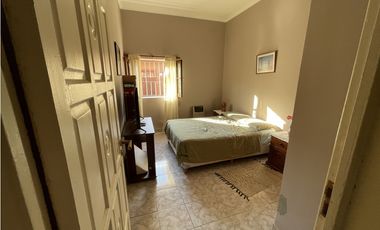 EN VENTA CASA DE 3 DORMITORIOS PATIO Y QUINCHO ZONA EX HIPODROMO