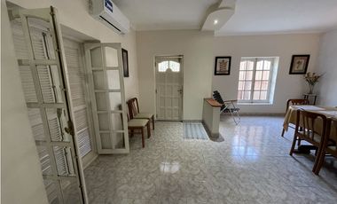 EN VENTA CASA DE 3 DORMITORIOS PATIO Y QUINCHO ZONA EX HIPODROMO