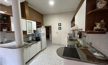 EN VENTA CASA DE 3 DORMITORIOS PATIO Y QUINCHO ZONA EX HIPODROMO