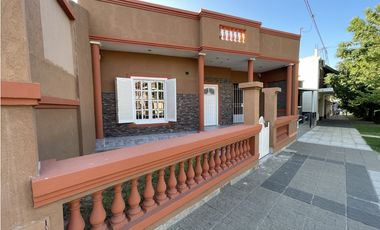 EN VENTA CASA DE 3 DORMITORIOS PATIO Y QUINCHO ZONA EX HIPODROMO