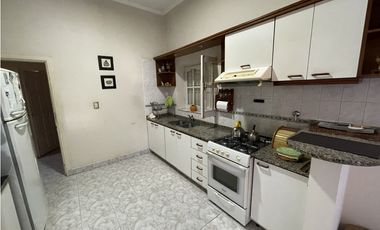 EN VENTA CASA DE 3 DORMITORIOS PATIO Y QUINCHO ZONA EX HIPODROMO