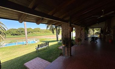 Casa exclusiva con bajada al río en Country Ubajay