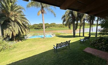 Casa exclusiva con bajada al río en Country Ubajay