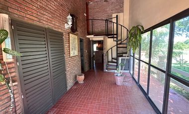 Casa exclusiva con bajada al río en Country Ubajay