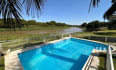 Casa exclusiva con bajada al río en Country Ubajay