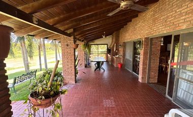 Casa exclusiva con bajada al río en Country Ubajay