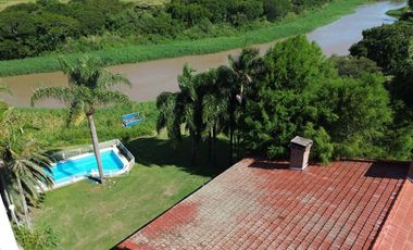 Casa exclusiva con bajada al río en Country Ubajay