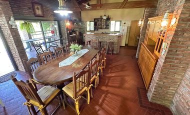 Casa exclusiva con bajada al río en Country Ubajay