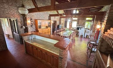 Casa exclusiva con bajada al río en Country Ubajay