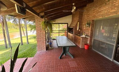 Casa exclusiva con bajada al río en Country Ubajay