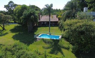 Casa exclusiva con bajada al río en Country Ubajay