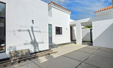 RESIDENCIA EN COTO PRIVADO, ALBERCA, 4 RECÁMARAS, 6.5 BAÑOS, COCHERA 3 AUTOS