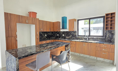 RESIDENCIA EN COTO PRIVADO, ALBERCA, 4 RECÁMARAS, 6.5 BAÑOS, COCHERA 3 AUTOS