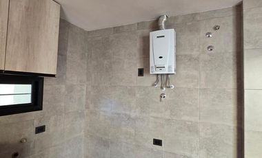 USO COMERCIAL: CASA DE 200M2 CUBIERTOS - 4 DORM - TERRAZAS - COCHERAS