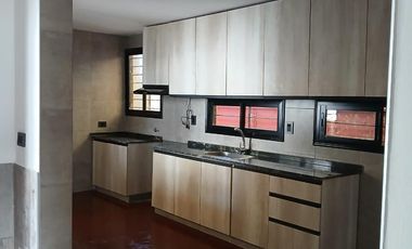 USO COMERCIAL: CASA DE 200M2 CUBIERTOS - 4 DORM - TERRAZAS.