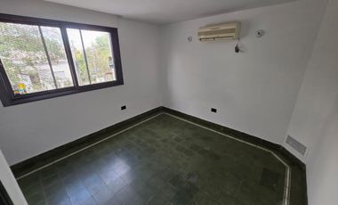 USO COMERCIAL: CASA DE 200M2 CUBIERTOS - 4 DORM - TERRAZAS - COCHERAS