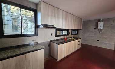 USO COMERCIAL: CASA DE 200M2 CUBIERTOS - 4 DORM - TERRAZAS - COCHERAS