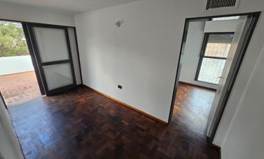 USO COMERCIAL: CASA DE 200M2 CUBIERTOS - 4 DORM - TERRAZAS - COCHERAS