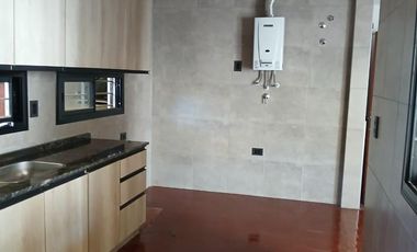 USO COMERCIAL: CASA DE 200M2 CUBIERTOS - 4 DORM - TERRAZAS.