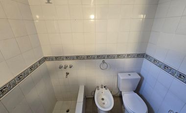 USO COMERCIAL: CASA DE 200M2 CUBIERTOS - 4 DORM - TERRAZAS - COCHERAS