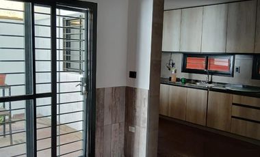 USO COMERCIAL: CASA DE 200M2 CUBIERTOS - 4 DORM - TERRAZAS.