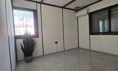 USO COMERCIAL: CASA DE 200M2 CUBIERTOS - 4 DORM - TERRAZAS - COCHERAS