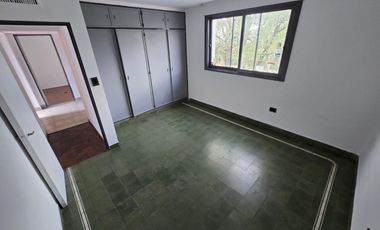 USO COMERCIAL: CASA DE 200M2 CUBIERTOS - 4 DORM - TERRAZAS - COCHERAS