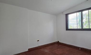 USO COMERCIAL: CASA DE 200M2 CUBIERTOS - 4 DORM - TERRAZAS - COCHERAS