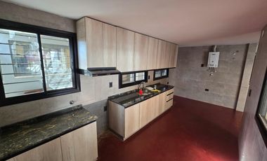 USO COMERCIAL: CASA DE 200M2 CUBIERTOS - 4 DORM - TERRAZAS - COCHERAS