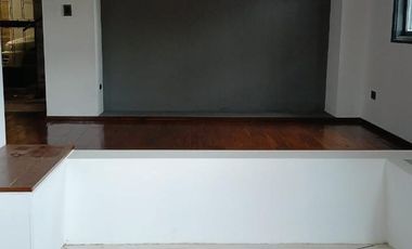 USO COMERCIAL: CASA DE 200M2 CUBIERTOS - 4 DORM - TERRAZAS.