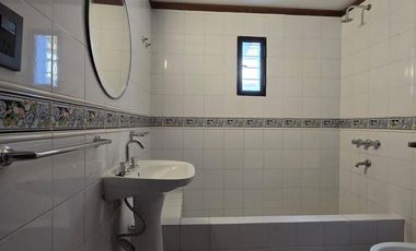 USO COMERCIAL: CASA DE 200M2 CUBIERTOS - 4 DORM - TERRAZAS - COCHERAS