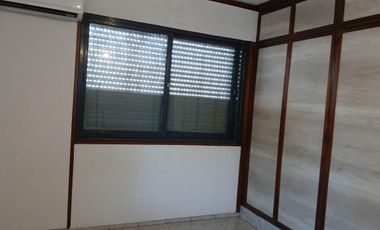 USO COMERCIAL: CASA DE 200M2 CUBIERTOS - 4 DORM - TERRAZAS.