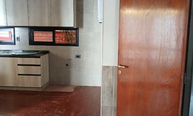 USO COMERCIAL: CASA DE 200M2 CUBIERTOS - 4 DORM - TERRAZAS.