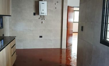 USO COMERCIAL: CASA DE 200M2 CUBIERTOS - 4 DORM - TERRAZAS.