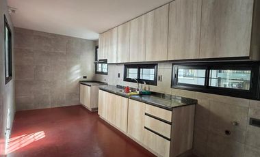 USO COMERCIAL: CASA DE 200M2 CUBIERTOS - 4 DORM - TERRAZAS - COCHERAS
