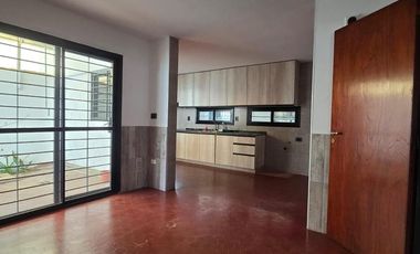 USO COMERCIAL: CASA DE 200M2 CUBIERTOS - 4 DORM - TERRAZAS - COCHERAS