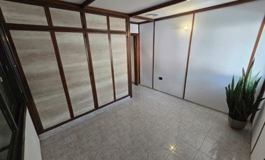 USO COMERCIAL: CASA DE 200M2 CUBIERTOS - 4 DORM - TERRAZAS - COCHERAS
