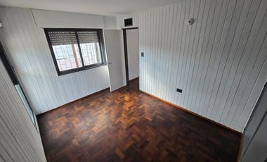 USO COMERCIAL: CASA DE 200M2 CUBIERTOS - 4 DORM - TERRAZAS - COCHERAS