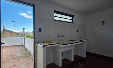 USO COMERCIAL: CASA DE 200M2 CUBIERTOS - 4 DORM - TERRAZAS - COCHERAS