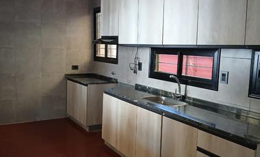 USO COMERCIAL: CASA DE 200M2 CUBIERTOS - 4 DORM - TERRAZAS.