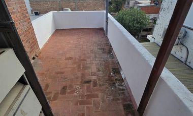 USO COMERCIAL: CASA DE 200M2 CUBIERTOS - 4 DORM - TERRAZAS - COCHERAS