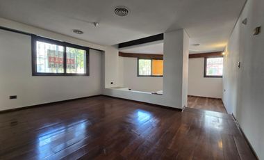 USO COMERCIAL: CASA DE 200M2 CUBIERTOS - 4 DORM - TERRAZAS - COCHERAS