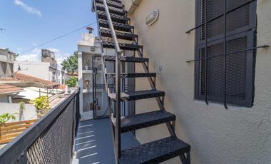 VENTA TRIPLEX 3 AMBIENTES CON COCHERA OLIVOS